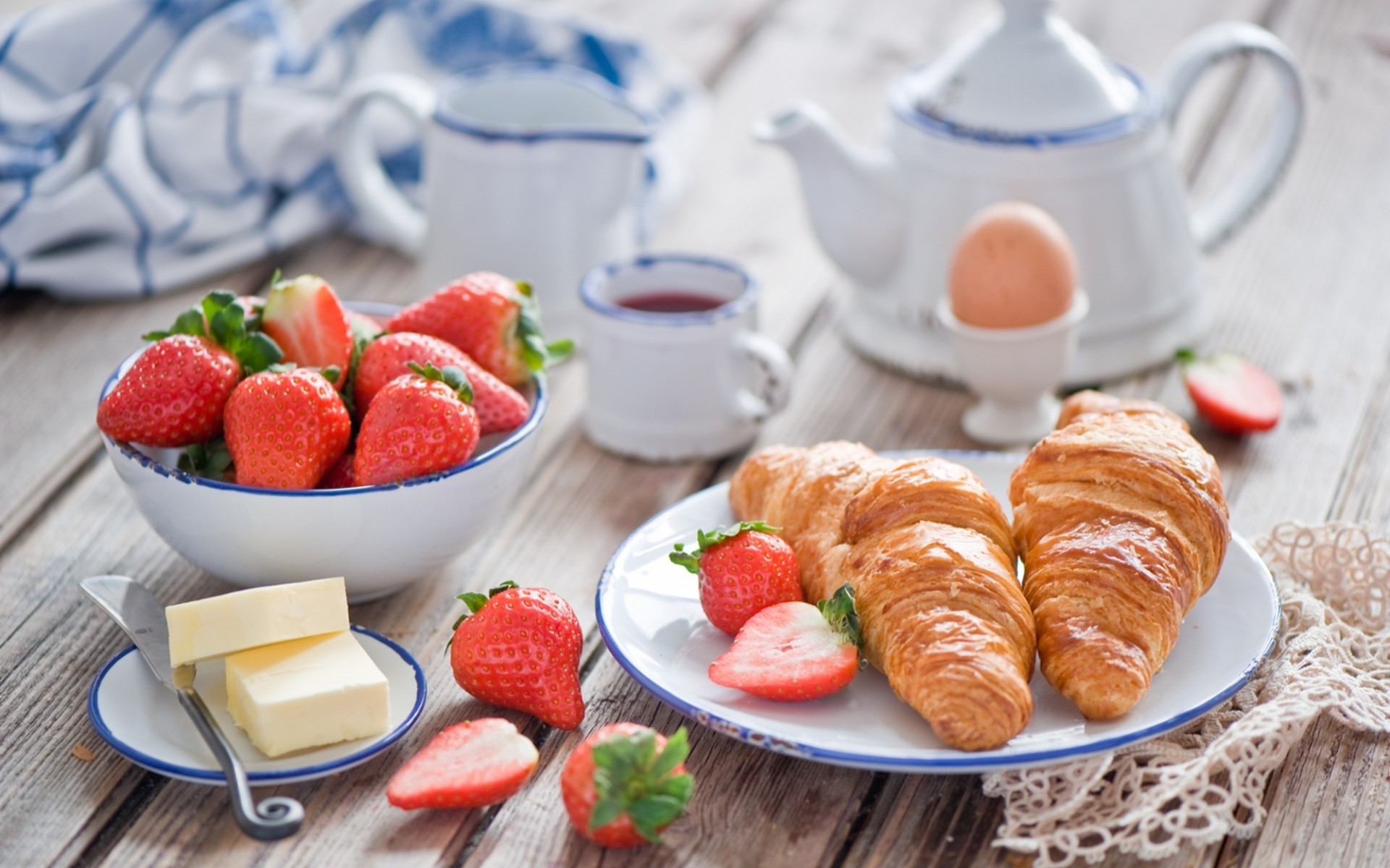 colazione cibo delizioso fragola dolce frutta marmellata pasticceria croissant alba rinfresco piatto zucchero tavolo pane delizioso tazza burro