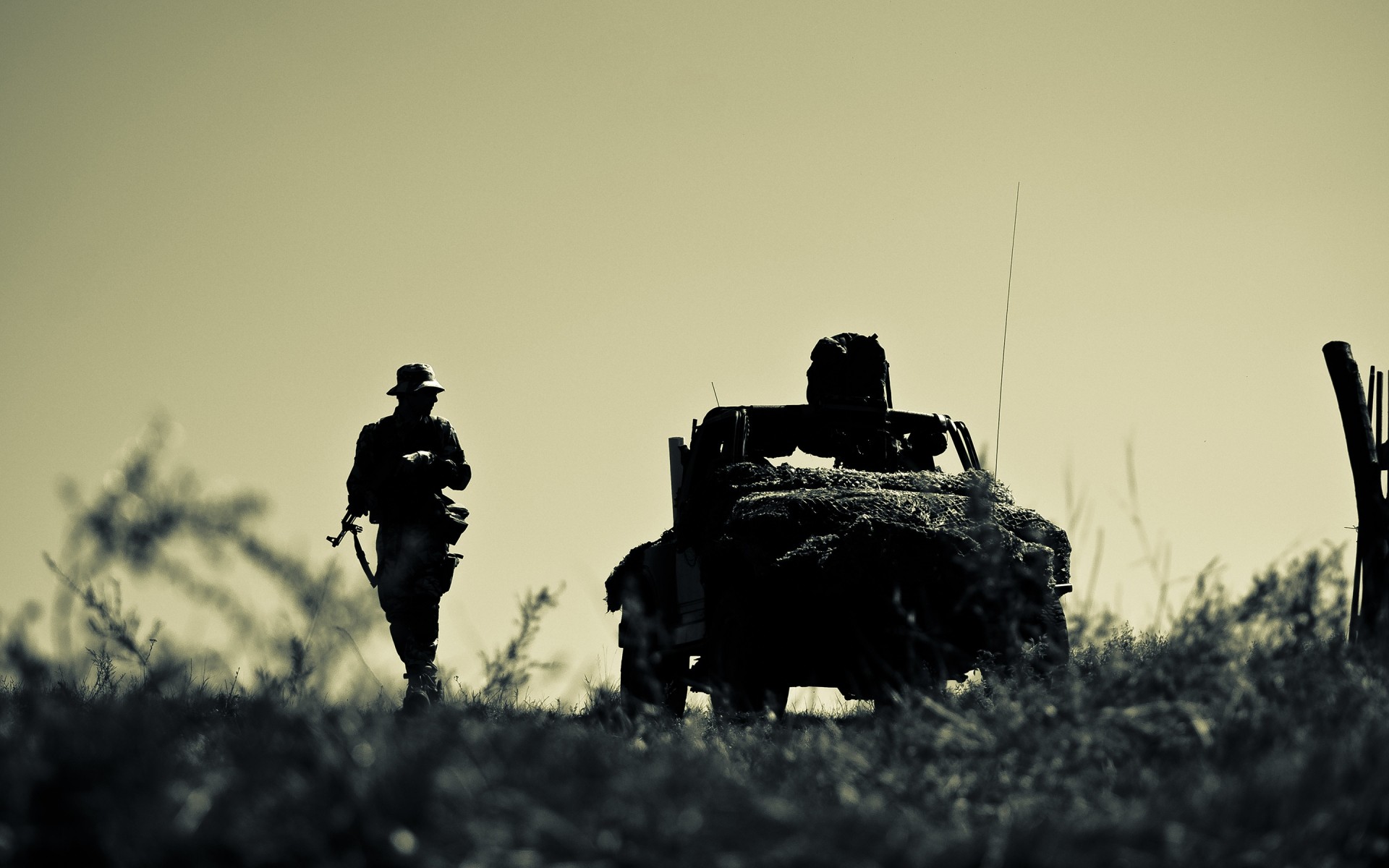 militare guerra esercito soldato pistola arma paesaggio uomo silhouette adulto illuminato battaglia combattimento azione tramonto uno fucile