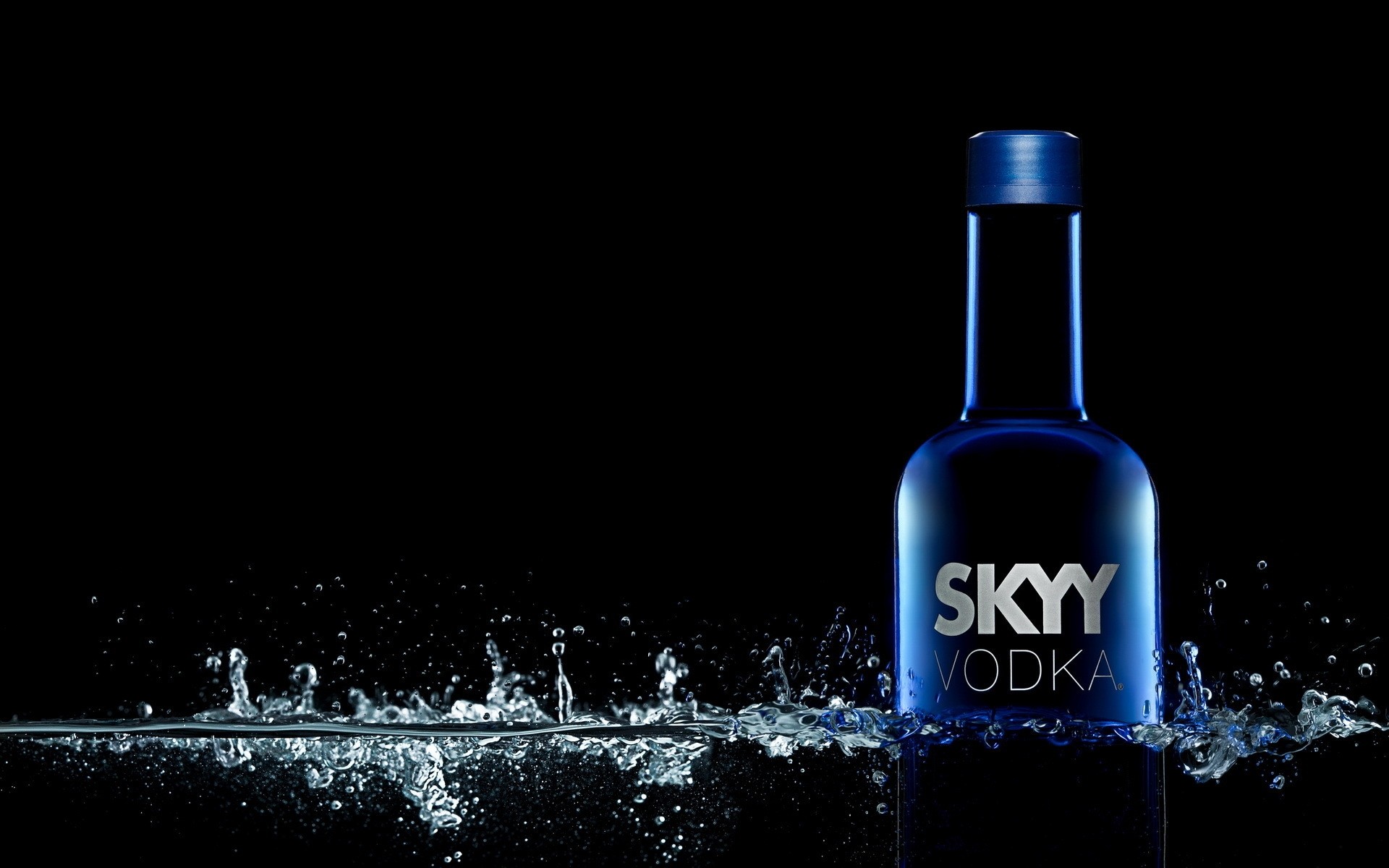 acqua vetro liquido freddo scuro bottiglia bagnato bere skye vodka