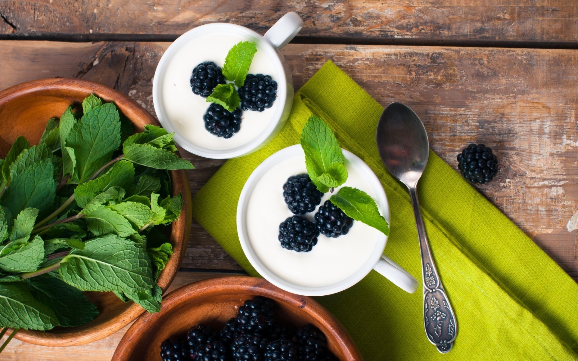 cibo frutta foglia di legno salute berry sano mirtillo dolce colazione in legno cucchiaio di cibo delizioso menta mora