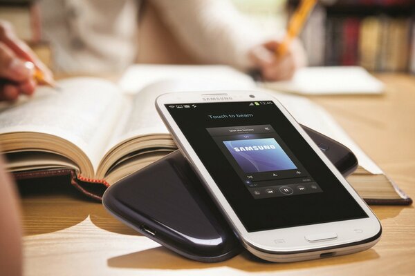 Libro e due telefoni per immagine del profilo