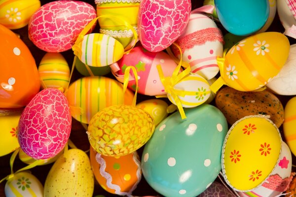 Decorazioni tradizionali di Pasqua. Uova colorate