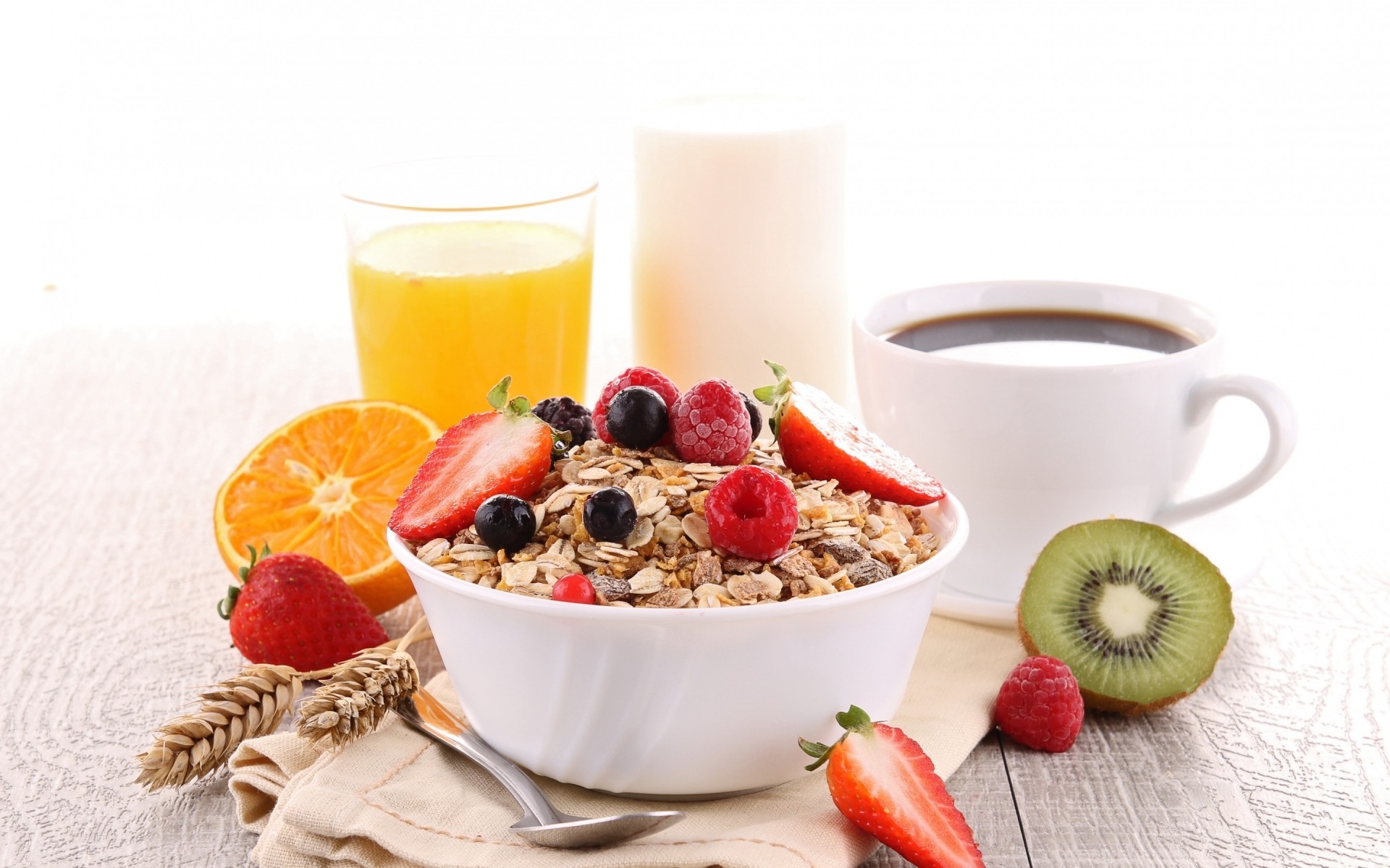 frutta colazione sano cibo muesli ciotola bacca fragola latte salute dolce muesli cibo vetro alba oat mela mais dieta cibo sano cereali succo di frutta