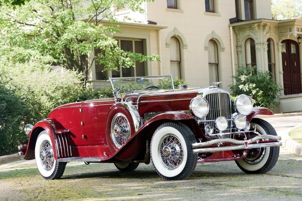 Auto retrò rosso sullo sfondo del Palazzo