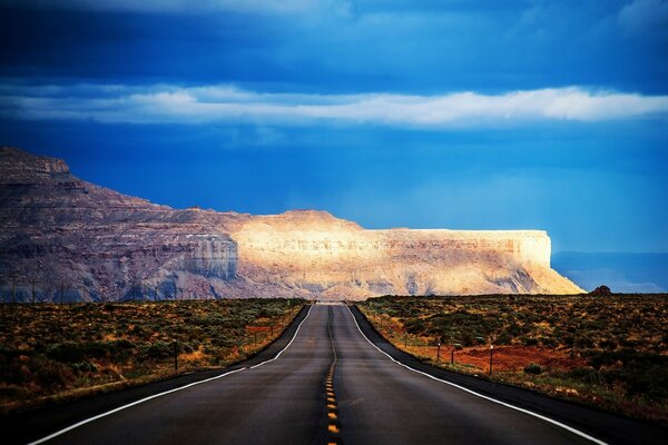 Viaggi sulla Strada del deserto negli Stati Uniti