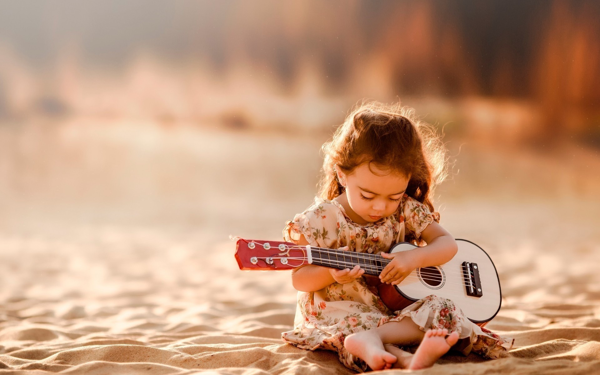 bambino natura all aperto tempo libero divertimento estate bel tempo sabbia autunno piccolo spiaggia tramonto carino tempo libero sedersi bambina chitarra