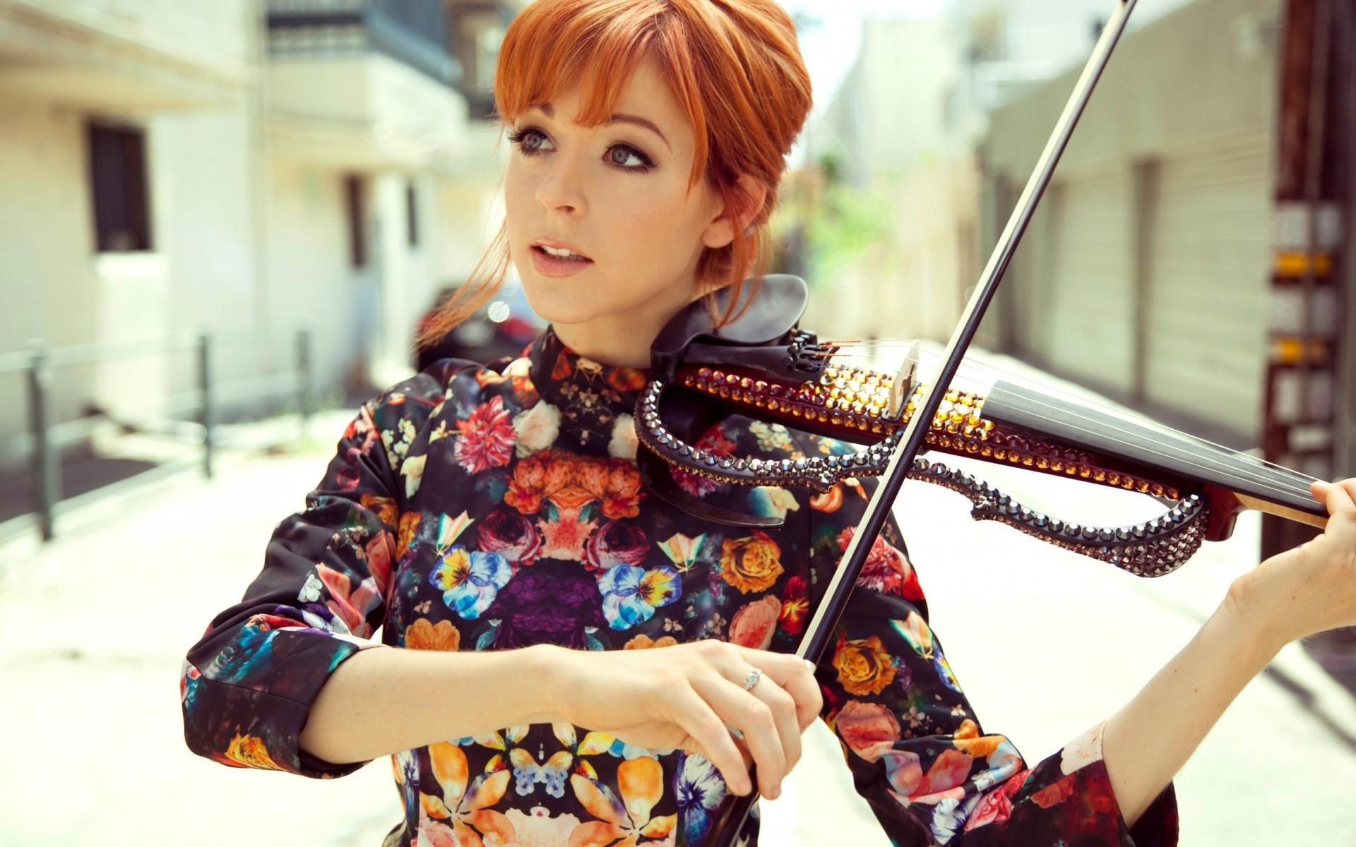 donna adulto interno ritratto singolo indossare ragazza felicità violino cantante