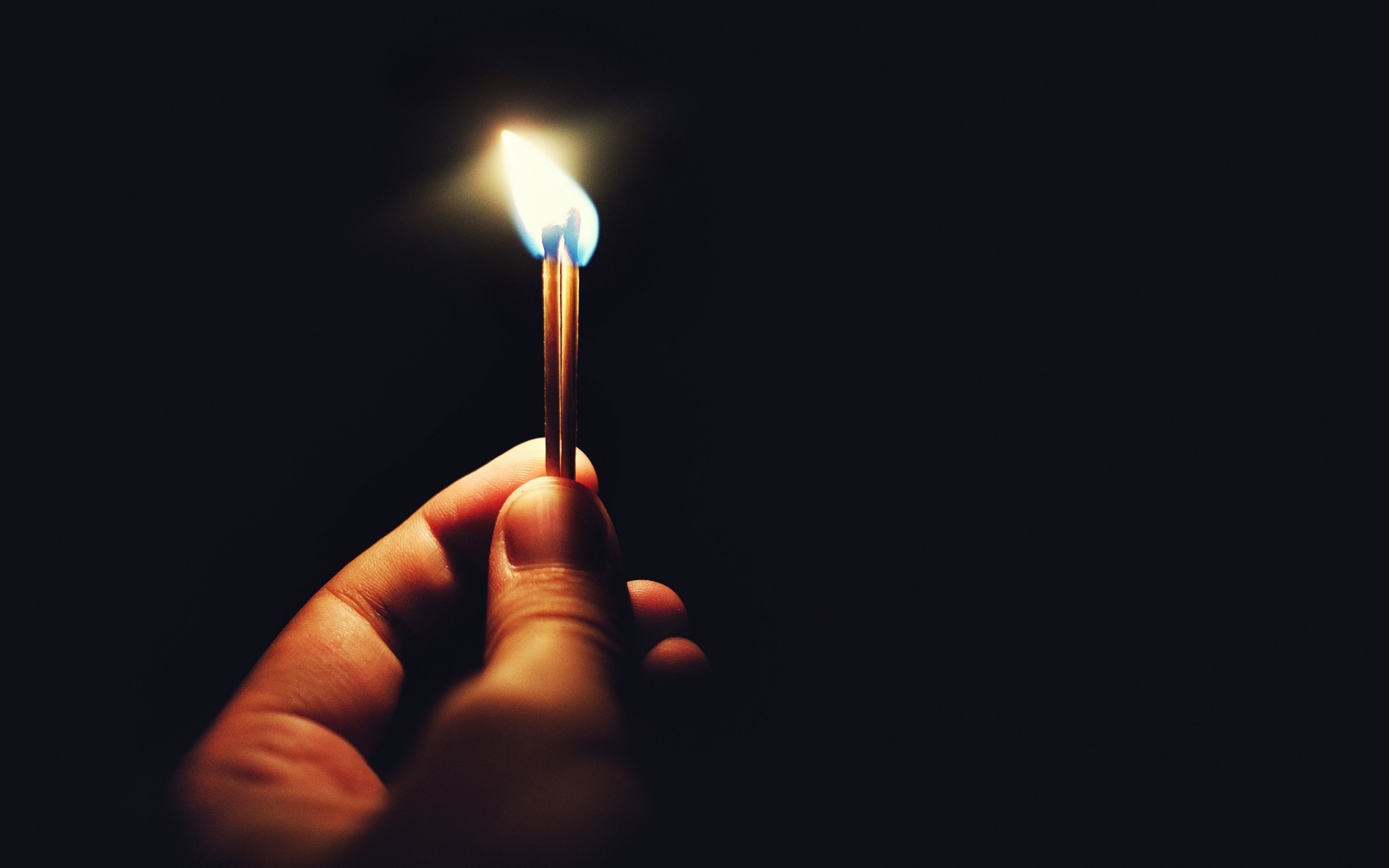 fiamma scuro fumo bruciato luce mano candela cera bruciare desktop partite fuoco