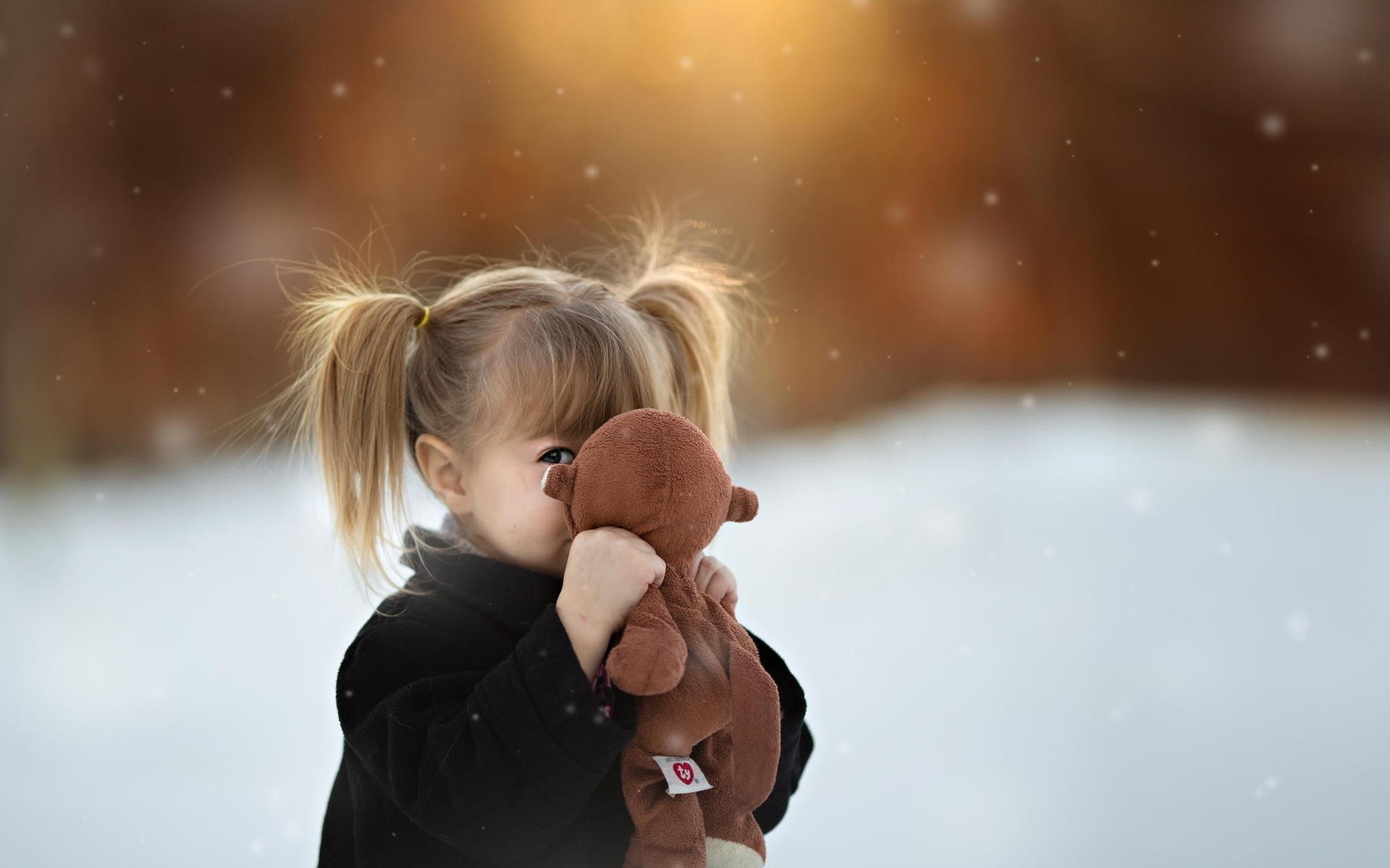 bambino bambino ragazza amore ritratto sfocatura inverno neve da solo divertimento ragazzo espressione facciale felicità carino poco donna all aperto innocenza bambina giocattolo