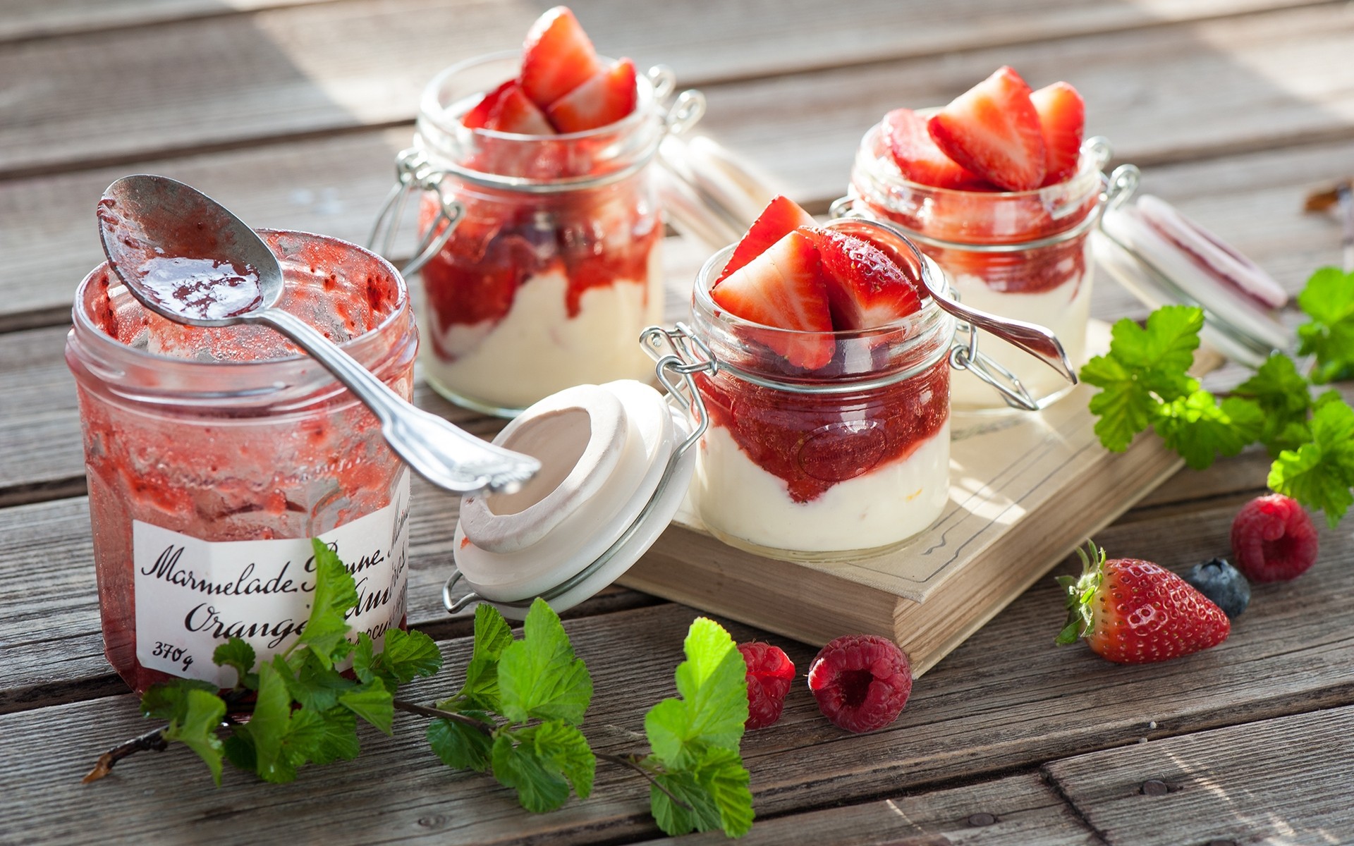 fragola cibo frutta marmellata fatta in casa dolce vaso delizioso berry estate yogurt crema di vetro gelatina salute foglia sana nutrizione rinfrescante bacche