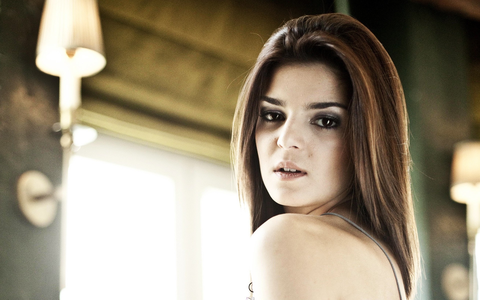 donna ragazza ritratto interno adulto moda claro lago