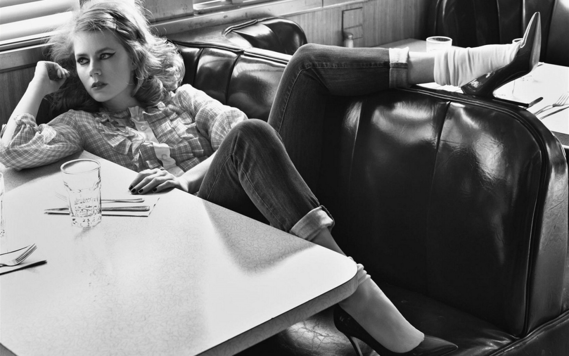 sedile adulto mobili donna sedia sedersi espressione facciale da solo ritratto interno seduta camera uomo auto attrice celebrità attrici di hollywood splendida bella