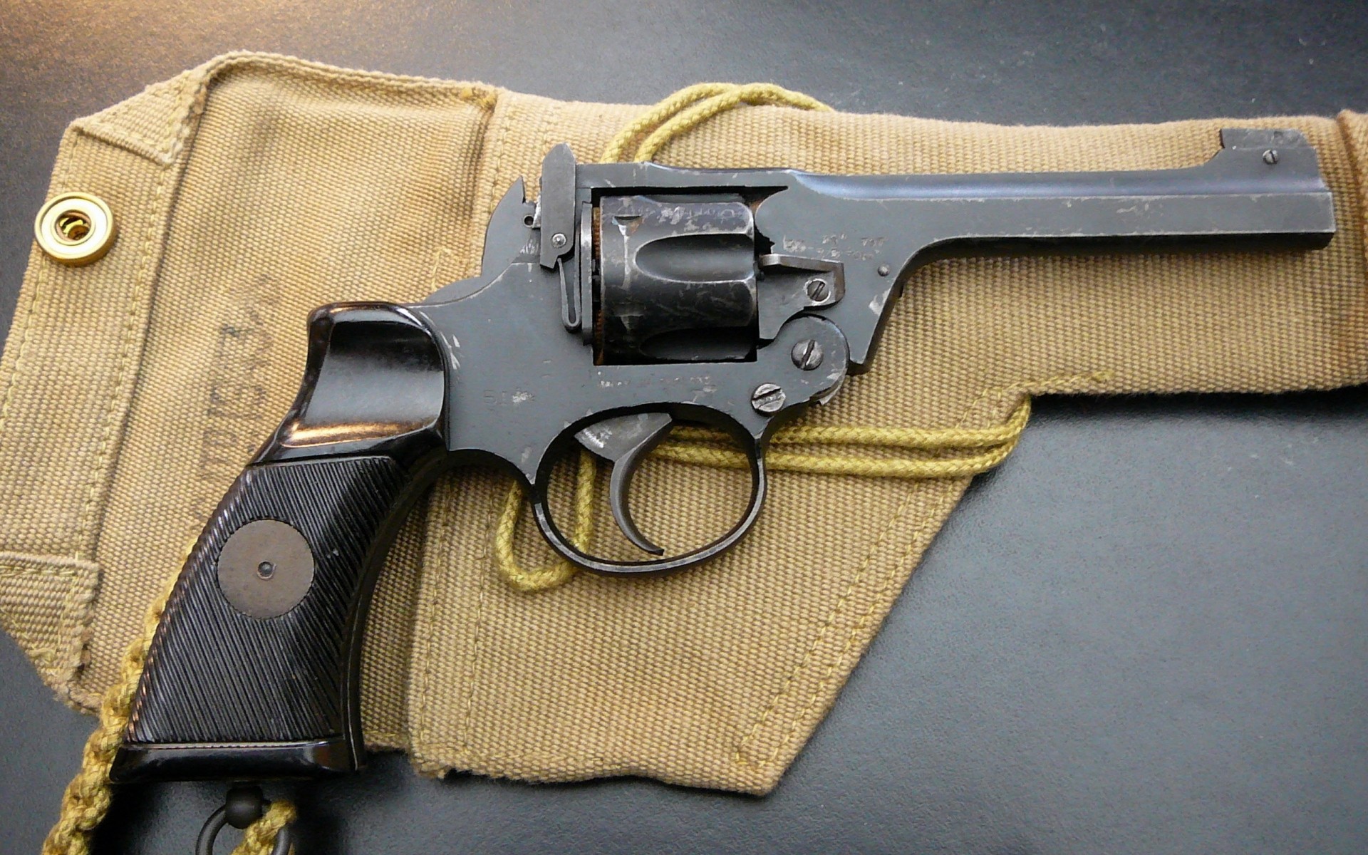 pistola arma militare esercito pistola munizioni crimine sicurezza guerra protezione indossare grilletto maniglia forza sicurezza vecchio sparare vintage