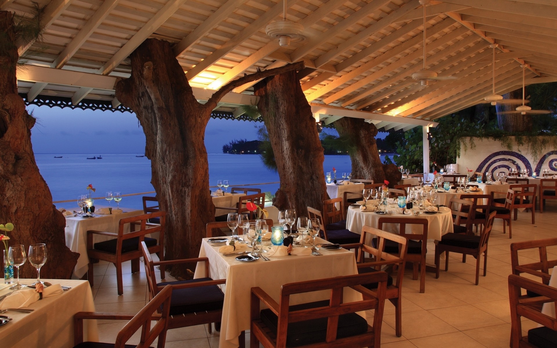 tavolo sedia ristorante mobili posto hotel stoviglie viaggi caffè posto vacanza camera patio caffè lusso turismo luce del giorno bar resort cibo mare vista