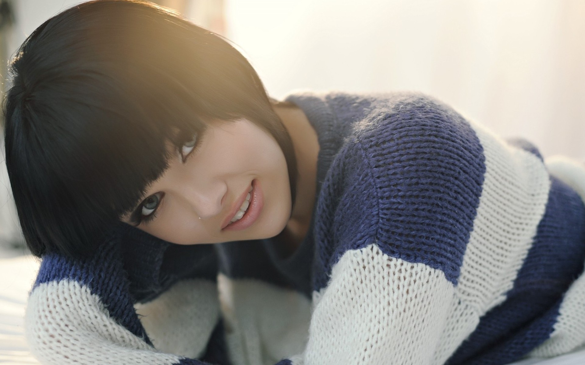 inverno maglione indossare donna bambino ragazza freddo ritratto da solo tempo libero al coperto moda famiglia calore espressione facciale adulto sciarpa relax modello bambino sorriso glamour