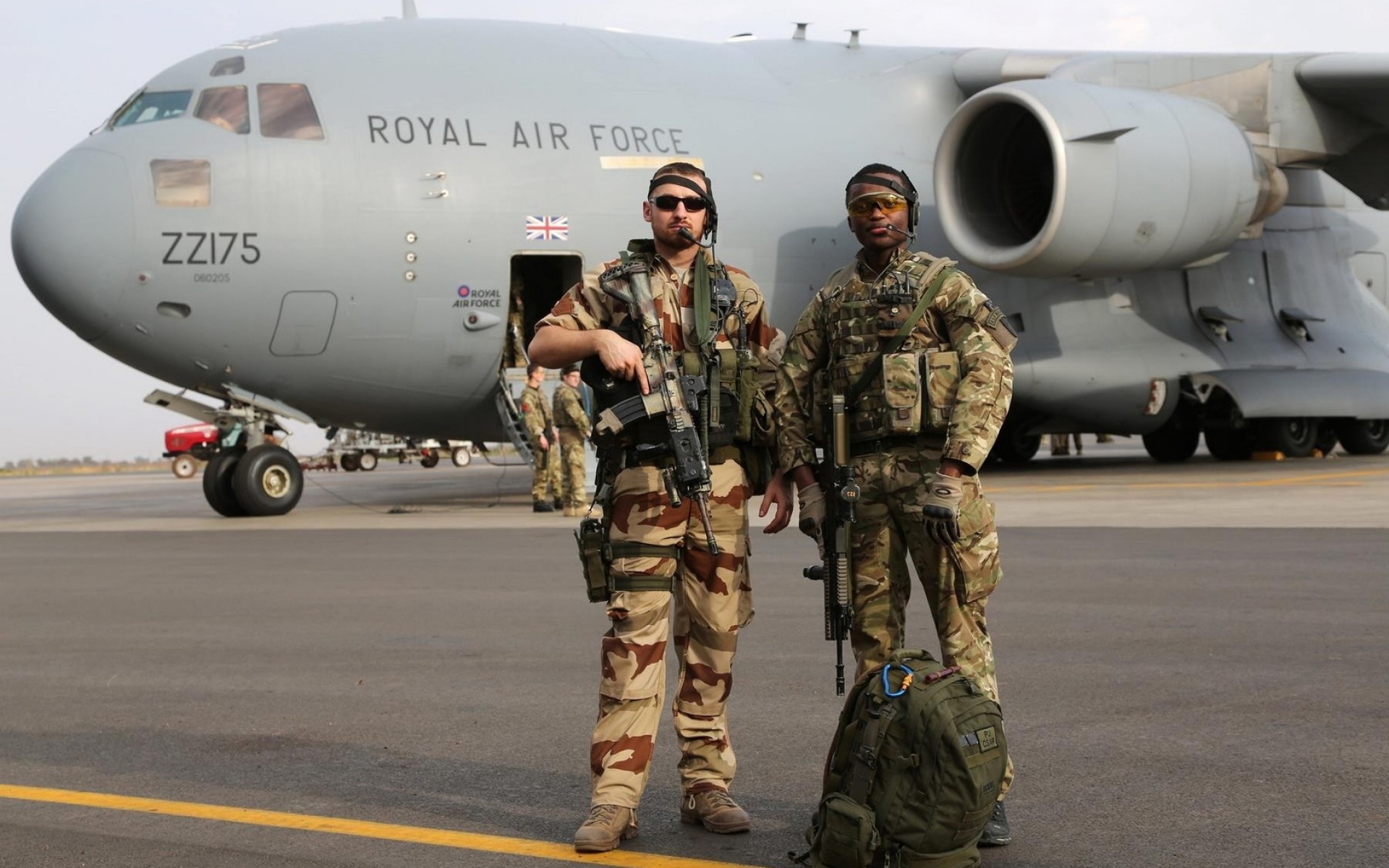 militare aereo aeroporto aereo auto sistema di trasporto air force esercito guerra marina armi volare camouflage due aria battaglia asfalto combattente