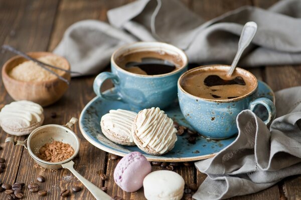 Due tazze di caffè con piccoli Marshmallow
