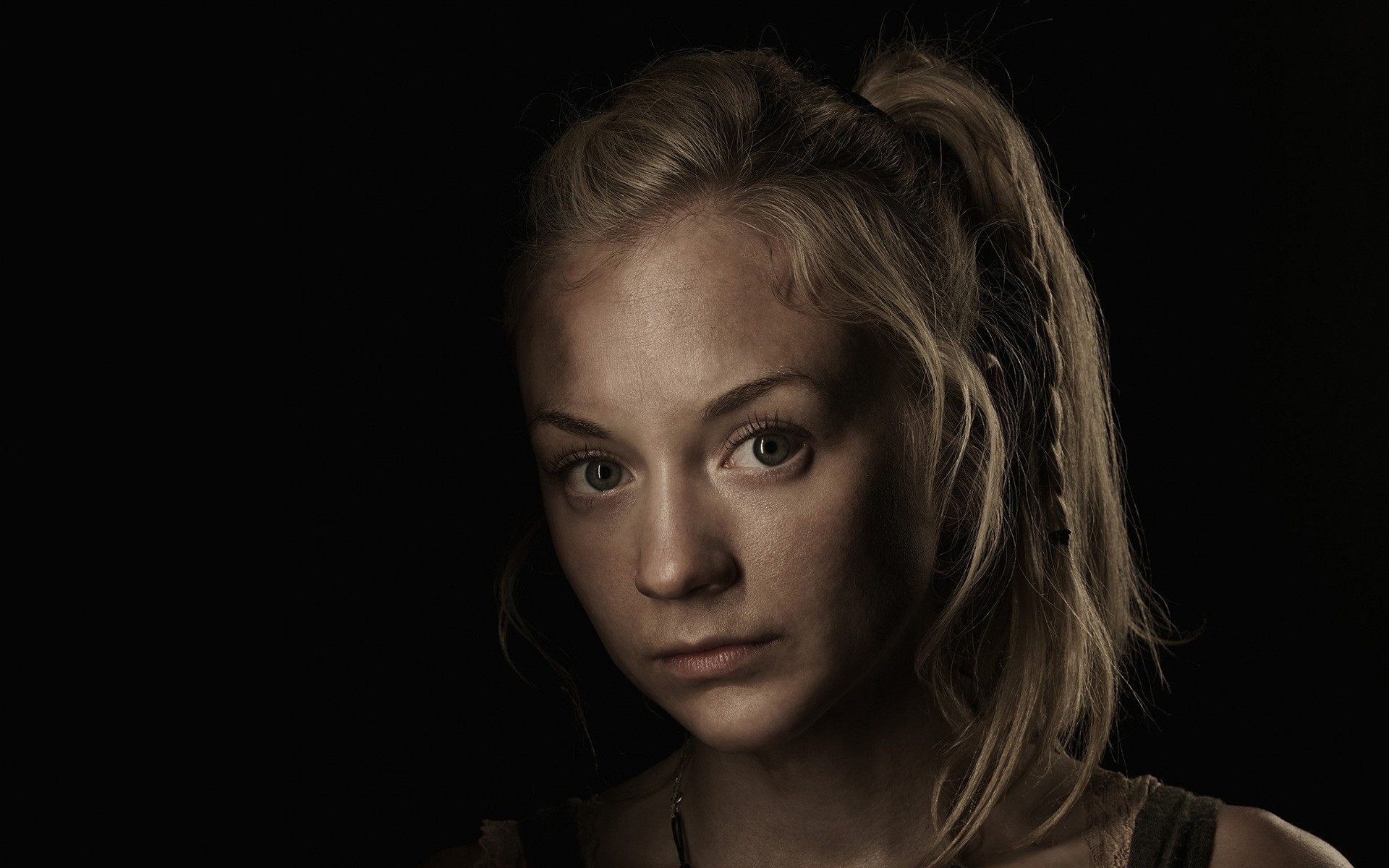 ritratto da solo donna ragazza adulto monocromatico moda modello studio scuro emily kinney morto che cammina