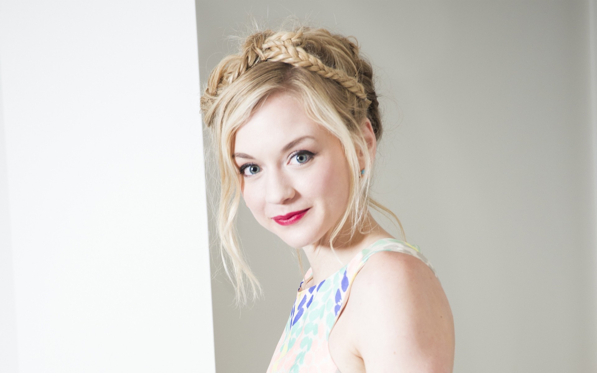 donna ritratto moda da solo giovane bella al chiuso sexy emily kinney