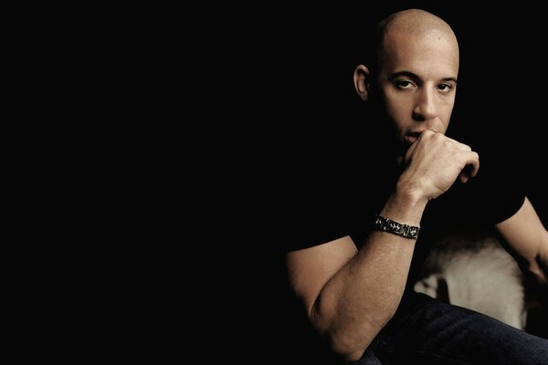 Vin diesel Vin Diesel attore seduto sfondo scuro maschio