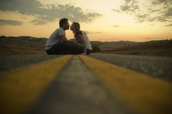 Foto romantica di una coppia innamorata al tramonto