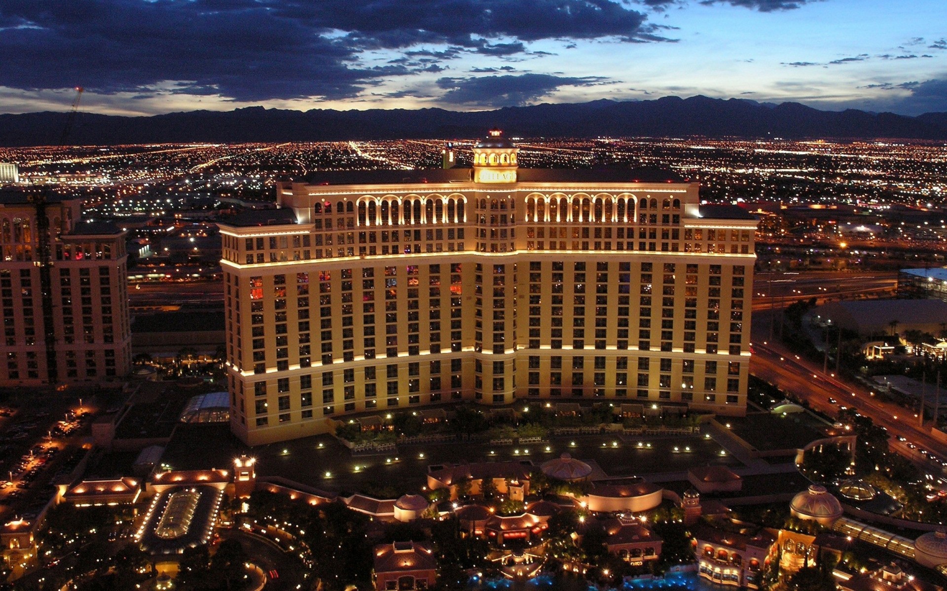 città viaggi architettura casa sera skyline crepuscolo città urbano hotel luce casinò grattacielo all aperto illuminato tramonto cielo lusso vegas soldi fontana