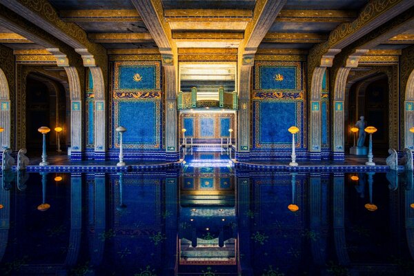 Architettura della stanza e arredamento in blu