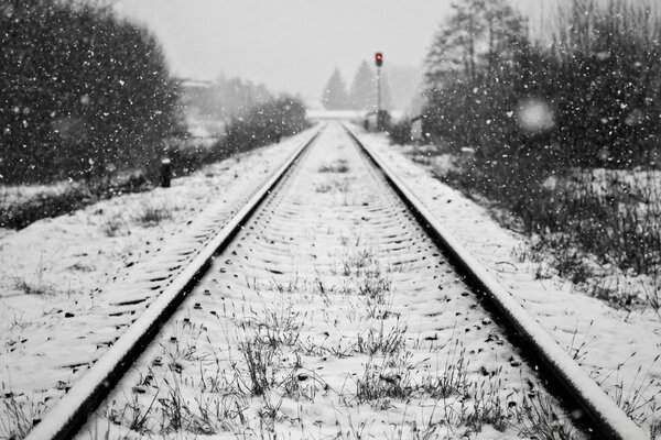 Ferrovia nella neve. Paesaggio invernale