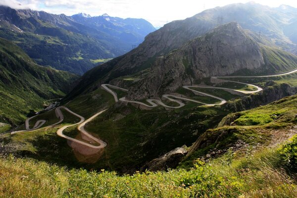 Paesaggio di montagna che chiama il viaggiatore