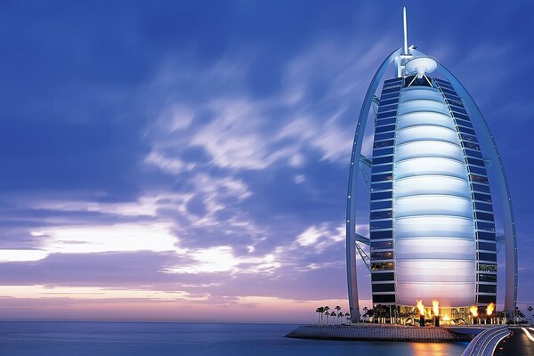 Torre vela lasciando guglia nel cielo al tramonto