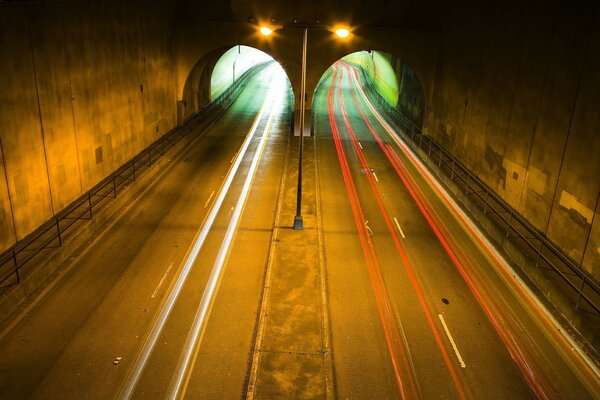 Tunnel automobilistico illuminato luci