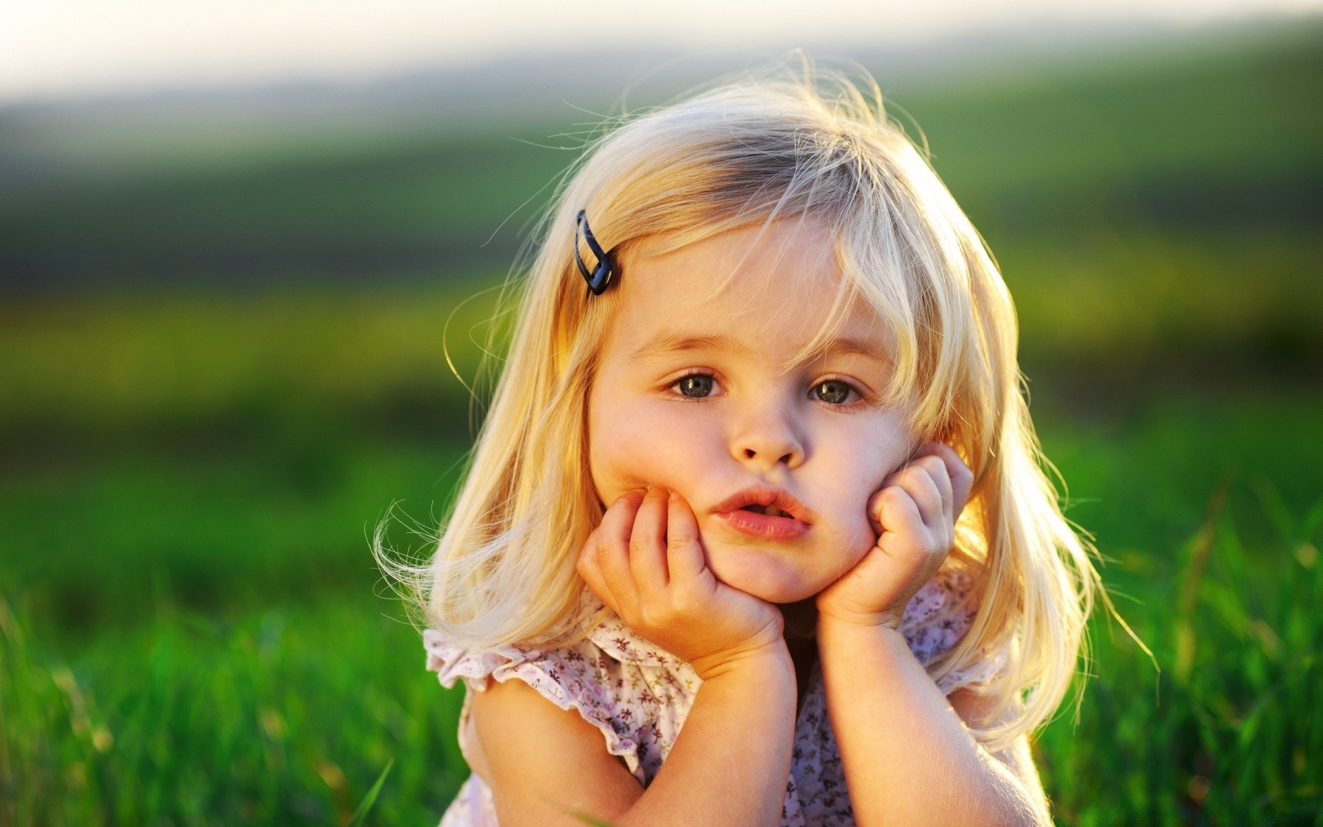 bambini erba estate natura fieno bambino bionda campo bello gioia carino parco divertimento all aperto felicità ragazza relax sorriso poco libertà bel tempo