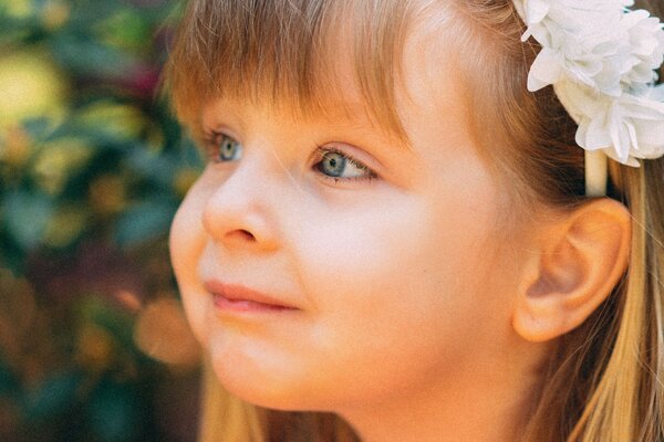 Ritratto di una ragazza triste in giardino