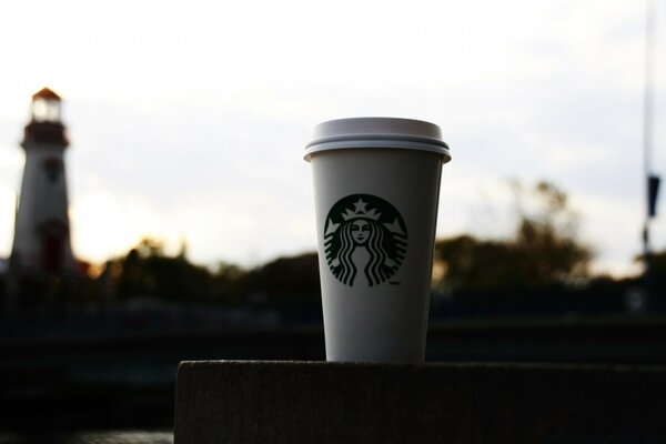 Una tazza di Starbucks su uno sfondo urbano