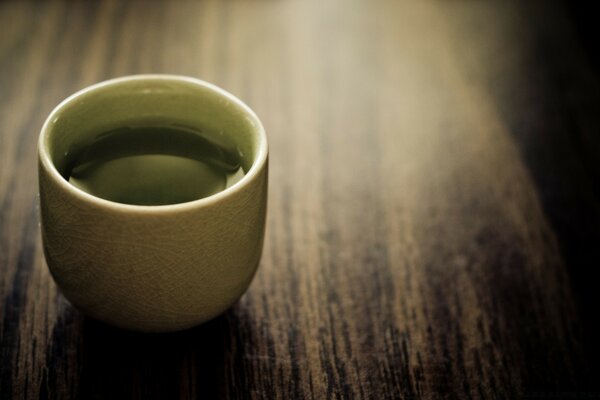 Natura morta di una tazza di caffè su una superficie scura del tavolo