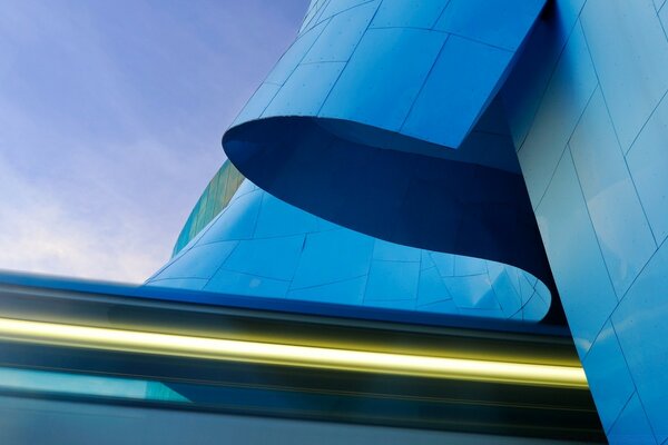 Vista futuristica dell edificio di giorno