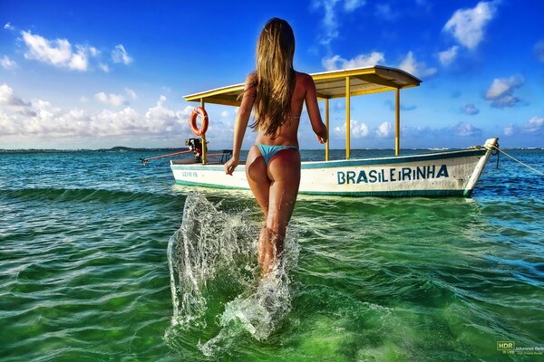 Ragazza in costume da bagno sul mare limpido