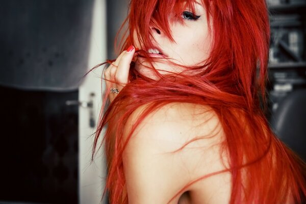 Ragazza con i capelli rossi glamour