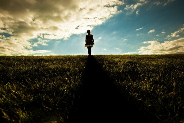 Ragazza in abito su uno sfondo di cielo