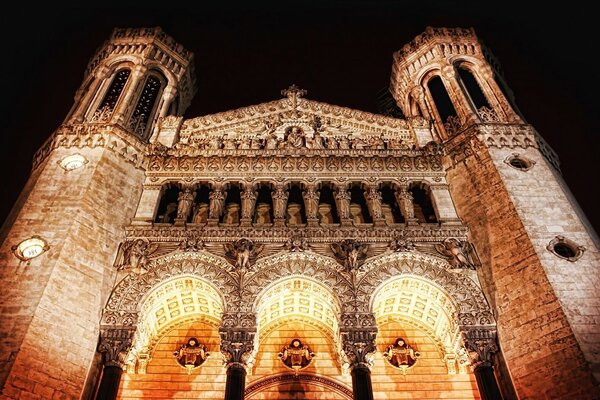 Antico edificio con bella architettura