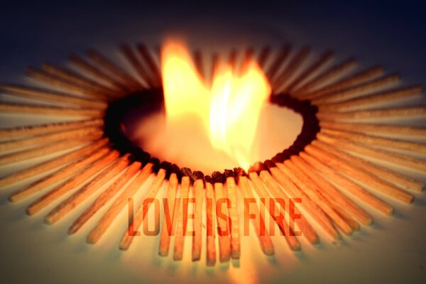 Fiamma al centro di un cuore di fiammiferi