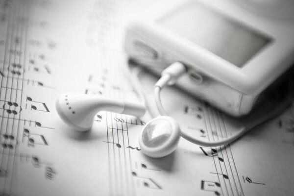 Cuffie con lettore su fogli di musica