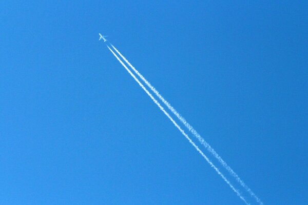 Traccia da un aereo nel cielo blu