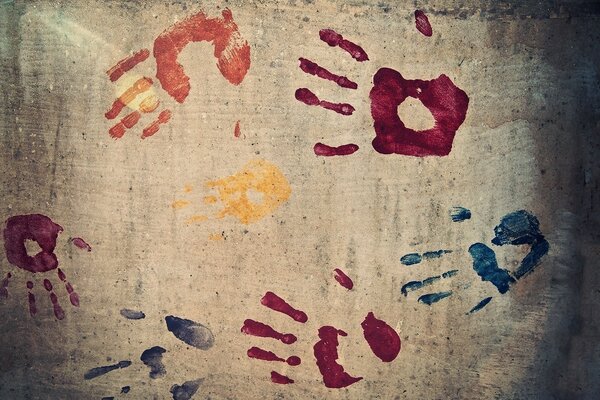 Impronte di Mani luminose sul muro