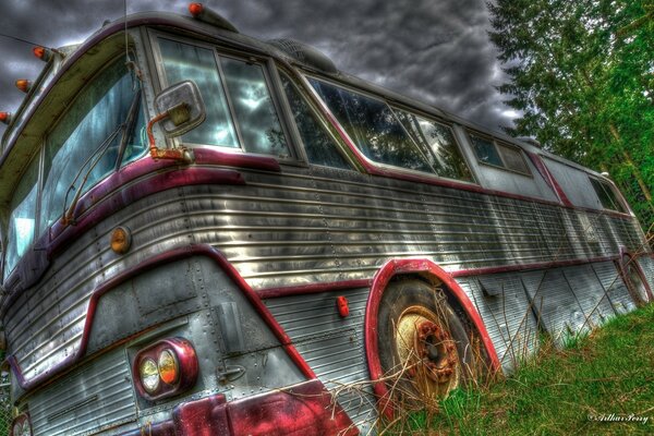 Autobus in stile post-apocalittico nella foresta