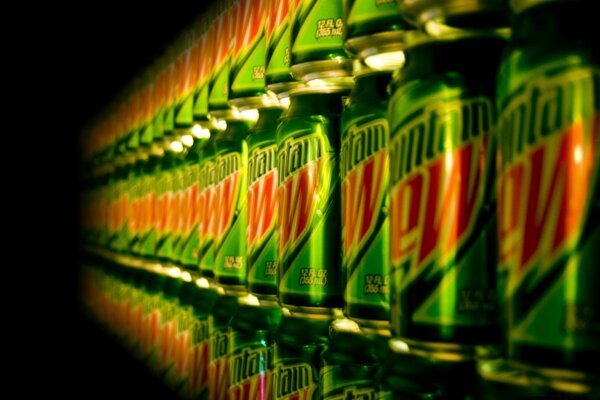 Bevanda di Mountie DEW su sfondo nero