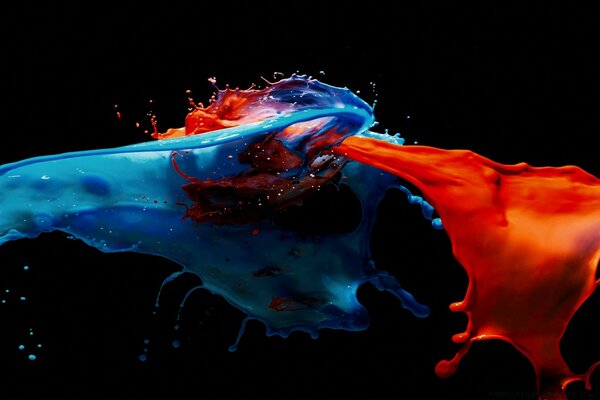 Incontro appassionato di acqua e fuoco