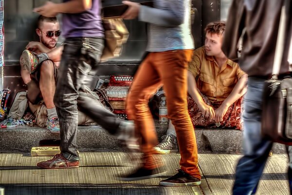 Diverse persone sulla strada per rilassarsi riuniti