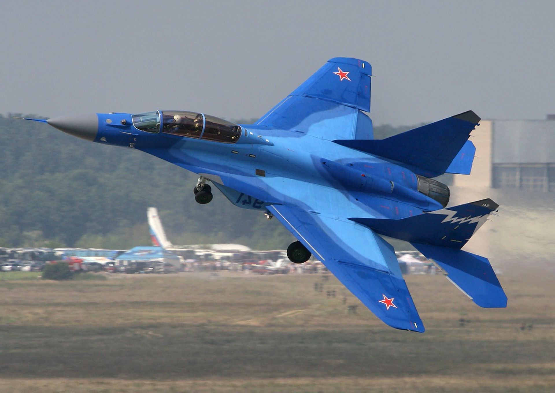 caccia aereo aereo aeroporto volo aereo militare volare sistema di trasporto auto air force aria bombardiere combattente motore pozzetto decollo ala marina