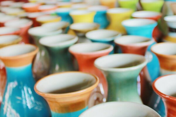 Un sacco di vasi in ceramica in colori vivaci